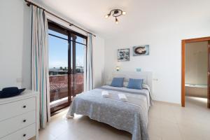 Postel nebo postele na pokoji v ubytování Villa Vista Faro by Villa Plus + 15 fotografií