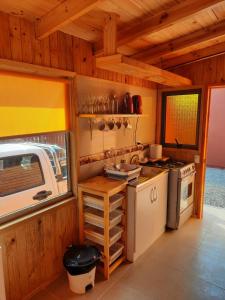 - Cocina en una cabaña con fogones en PUNTA DE TRALCA SUITES, en El Quisco