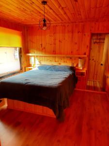 Postel nebo postele na pokoji v ubytování PUNTA DE TRALCA SUITES