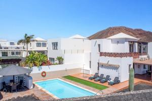 Bazén v ubytování Villa Vista Faro by Villa Plus nebo v jeho okolí