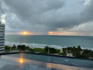 uma vista para o oceano a partir da varanda de um hotel em Apto de frente para o Mar, Piscina na cobertura em Recife