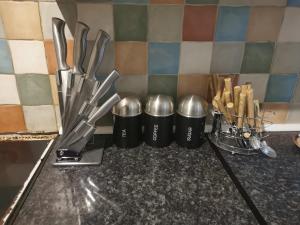 un grupo de utensilios de cocina sentados en un mostrador en Ella's Place, en Luton