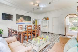 ein Wohnzimmer mit einem Sofa und einem Tisch in der Unterkunft Villa Es Torrent by Villa Plus in Port d'Alcúdia