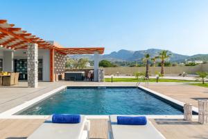 una piscina en el patio trasero de una casa en Villa Elite Kalathos by Villa Plus, en Kalathos