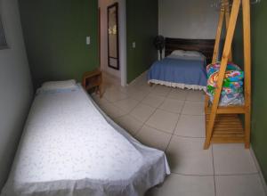 - une chambre avec 2 lits dans une chambre aux murs verts dans l'établissement Casa verde, à Laguna