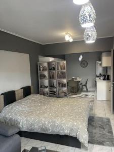 1 dormitorio con 1 cama, cocina y mesa en Central Modern Apartment Volos en Volos
