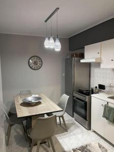 cocina con mesa y sillas en Central Modern Apartment Volos en Volos