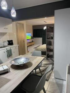 uma cozinha com uma mesa com uma tigela em Central Modern Apartment Volos em Volos