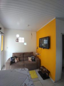 - un salon avec un canapé et une télévision murale dans l'établissement Casa verde, à Laguna