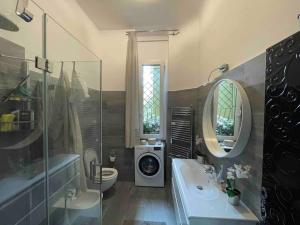 y baño con lavabo y lavadora. en Milanese luxury apartment, en Milán