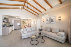 A kitchen or kitchenette at Villa Katoikia Mia by Villa Plus