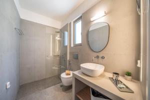 A bathroom at Villa Katoikia Mia by Villa Plus