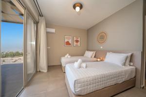 A bed or beds in a room at Villa Katoikia Mia by Villa Plus Még 16 kép