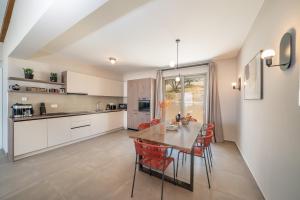 A kitchen or kitchenette at Villa Katoikia Mia by Villa Plus