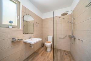 A bathroom at Villa Katoikia Mia by Villa Plus