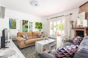 uma sala de estar com um sofá e uma lareira em Villa Can Sintes by Villa Plus em Es Mercadal
