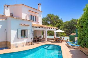 uma imagem de uma villa com piscina em Villa Can Sintes by Villa Plus em Es Mercadal