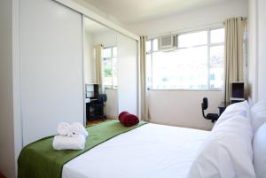 Habitación de hotel con 1 cama y 2 toallas en Rio Histórico - Glória, Conforto e Praticidade, en Río de Janeiro
