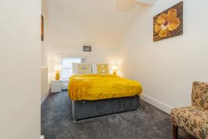 Кровать или кровати в номере Crosby Apartments