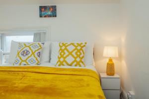 Кровать или кровати в номере Crosby Apartments