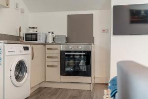 Кухня или мини-кухня в Crosby Apartments
