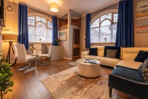 Гостиная зона в Crosby Apartments