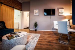 Телевизор и/или развлекательный центр в Crosby Apartments