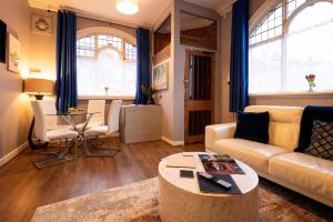 Гостиная зона в Crosby Apartments