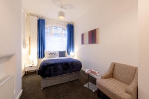 Кровать или кровати в номере Crosby Apartments