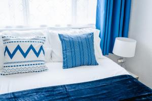 Кровать или кровати в номере Crosby Apartments