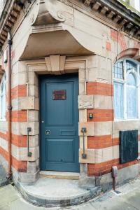 Фасад или вход в Crosby Apartments