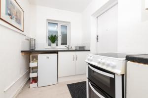 Кухня или мини-кухня в Crosby Apartments
