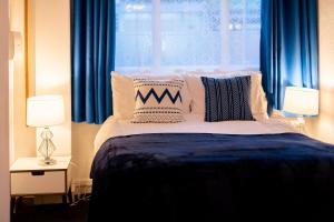 Кровать или кровати в номере Crosby Apartments