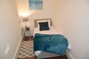 Кровать или кровати в номере Crosby Apartments