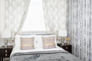 Кровать или кровати в номере Crosby Apartments
