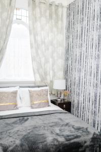 Кровать или кровати в номере Crosby Apartments