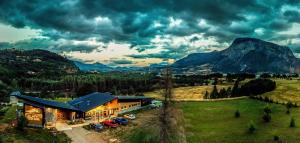 een luchtzicht op een huis met motorfietsen geparkeerd in een veld bij Calafate Apart Hotel in Coihaique