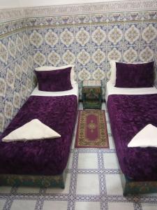 2 Betten nebeneinander in einem Zimmer in der Unterkunft Sindi Sud in Marrakesch