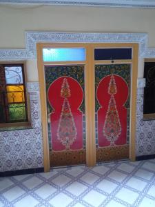 ein Zimmer mit zwei Türen mit Weihnachtsbäumen darauf in der Unterkunft Sindi Sud in Marrakesch