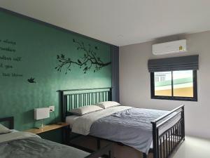 Postel nebo postele na pokoji v ubytování บ้าน ชลรพี Baan Chonrapee