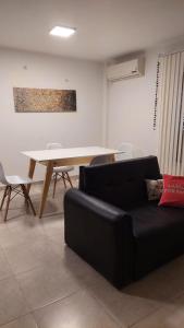 ビヤ・マリアにあるOikos VMの黒いソファとテーブルのあるリビングルーム