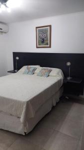 ビヤ・マリアにあるOikos VMのベッドルーム1室(大型ベッド1台、ランプ2つ付)