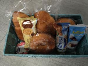 ein Korb mit Gebäck und anderen Snacks in der Unterkunft Casa Trezza 2 in Latina
