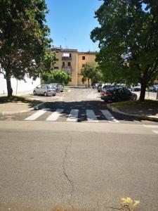 um parque de estacionamento com carros estacionados na rua em Casa Trezza 2 em Latina