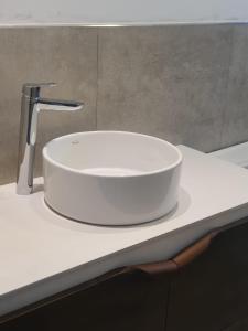 a white sink on a counter in a bathroom at Casa en Laguna Soto Sur in Corrientes