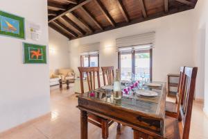 comedor y sala de estar con mesa y sillas en Casa Garcia, en Corralejo