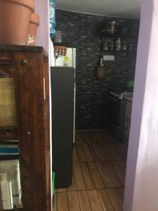 uma cozinha com um frigorífico num quarto em Humilde espacio en el corazón de Minas em Minas
