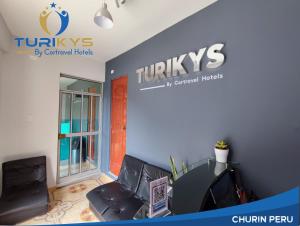 ein Schild für ein Möbelgeschäft mit einem Tisch und Stühlen in der Unterkunft Hotel Turikys Churin in Churín