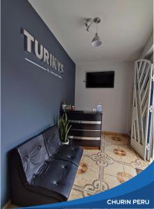 sala de estar con sofá y TV en Hotel Turikys Churin, en Churín