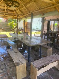 duży drewniany stół i ławki w pawilonie w obiekcie La boyita quinta w mieście General Alvear